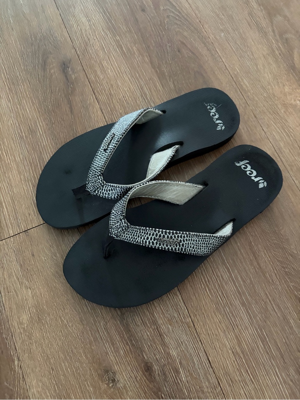 Reef Black Flip-Flop Sandals with Silver Snake-Print Straps size 8